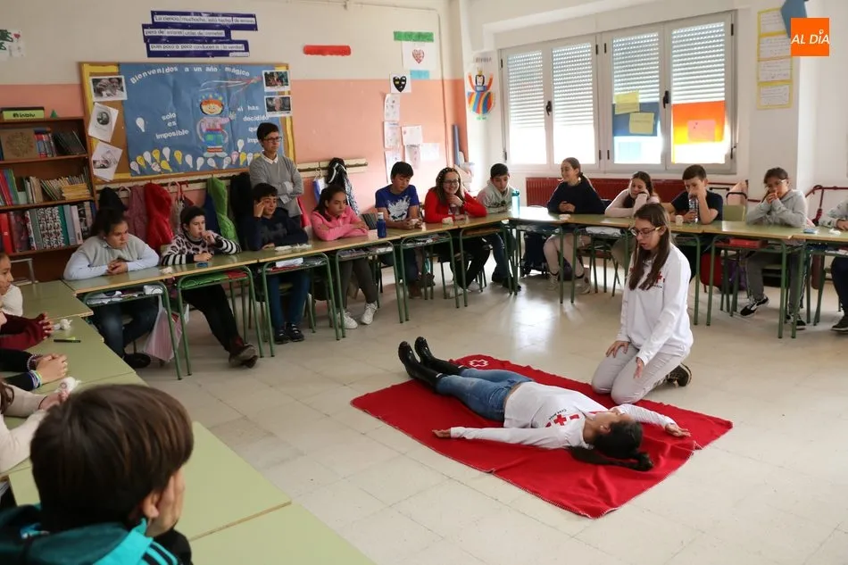Foto 5 - Cruz Roja imparte en el CEIP Manuel Moreno Blanco un curso de primeros auxilios  