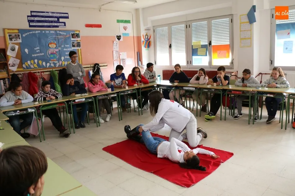 Foto 4 - Cruz Roja imparte en el CEIP Manuel Moreno Blanco un curso de primeros auxilios  