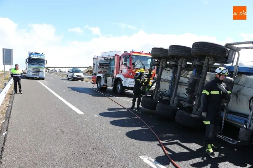 Foto 10 - El vuelco de un cami&oacute;n provoca el desv&iacute;o del tr&aacute;fico de la A-66 por Guijuelo