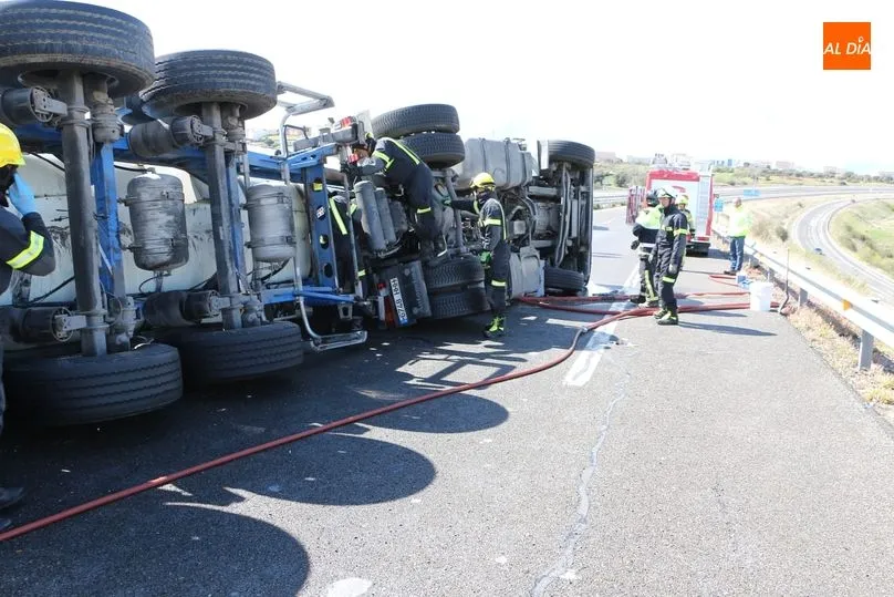 Foto 9 - El vuelco de un cami&oacute;n provoca el desv&iacute;o del tr&aacute;fico de la A-66 por Guijuelo