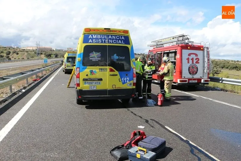 Foto 8 - El vuelco de un cami&oacute;n provoca el desv&iacute;o del tr&aacute;fico de la A-66 por Guijuelo