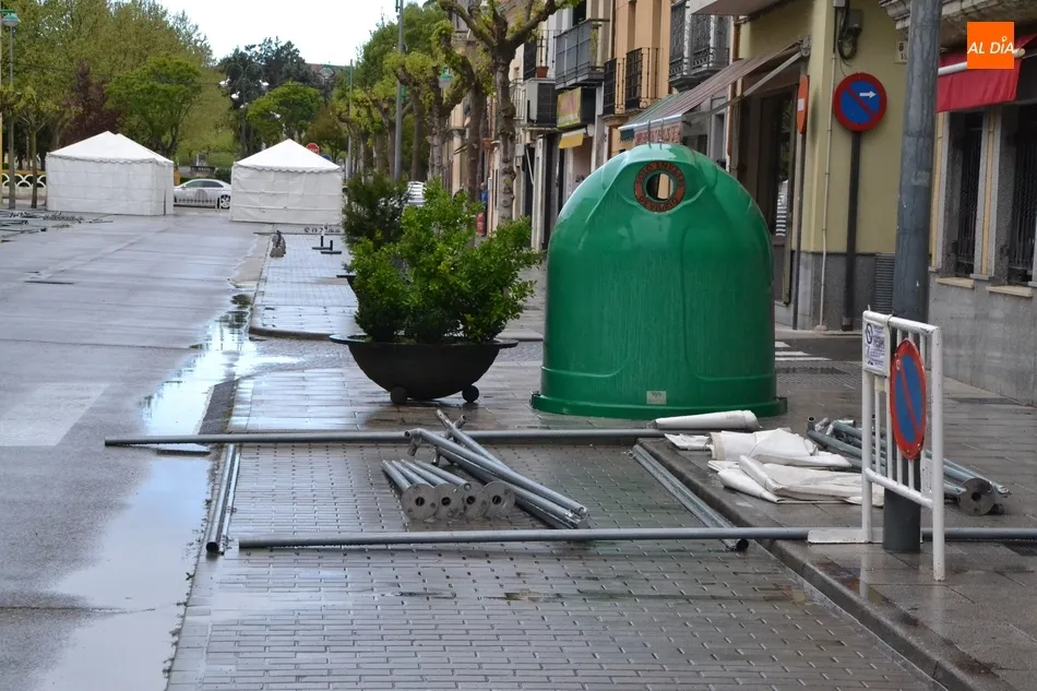 La calle Lorenza Iglesias ya está cortada al tráfico para acoger la Feria del Libro  