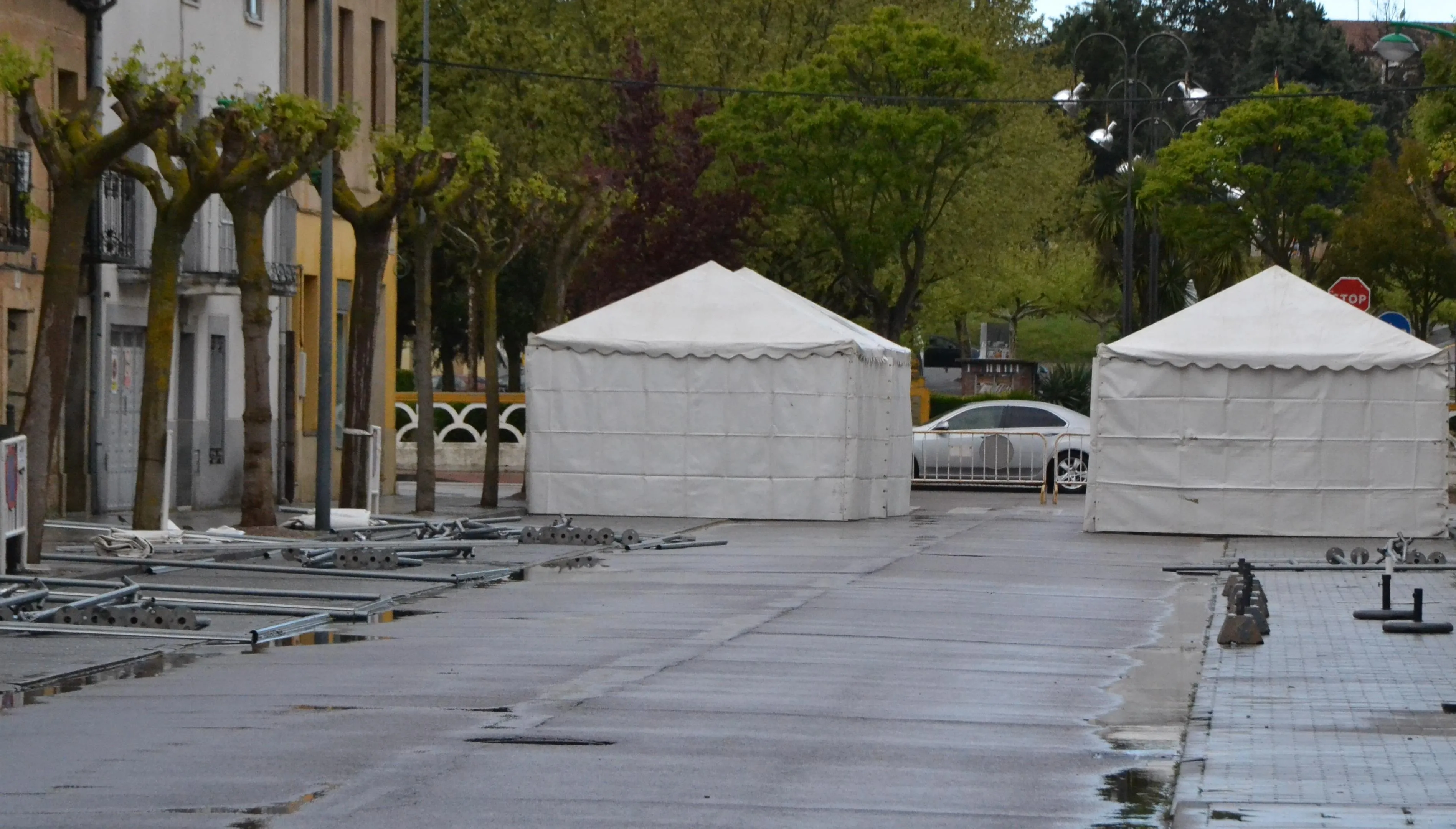 Foto 2 - La calle Lorenza Iglesias ya est&aacute; cortada al tr&aacute;fico para acoger la Feria del Libro  
