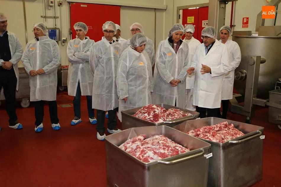 Foto 11 - La villa recibe la visita de la ministra de Industria, Reyes Maroto