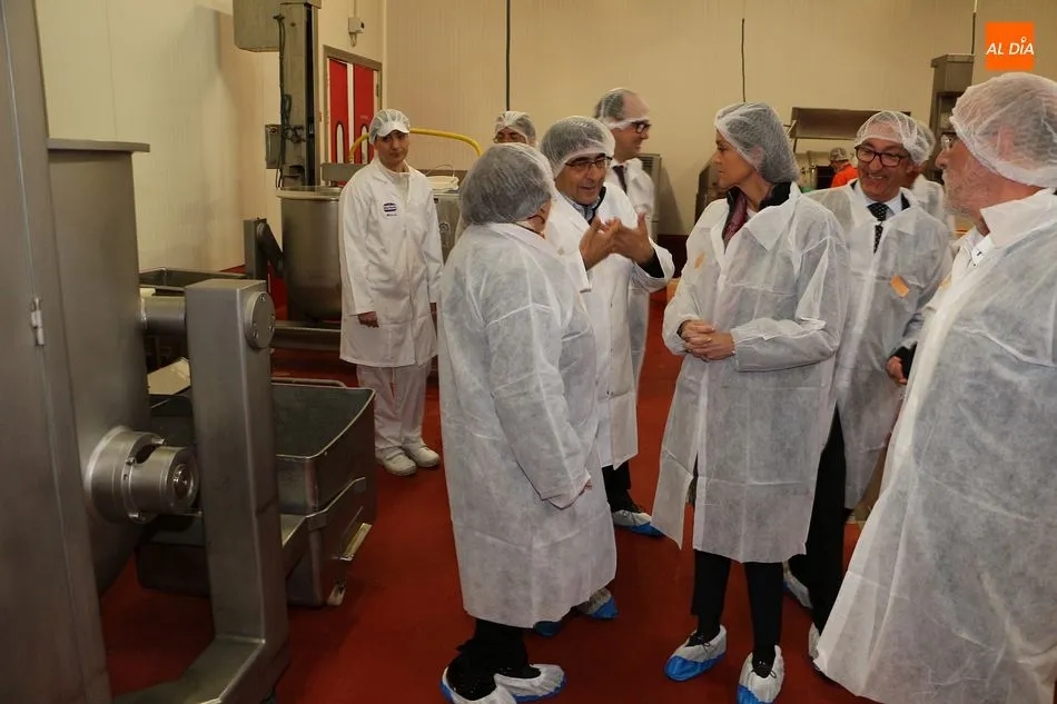 Foto 10 - La villa recibe la visita de la ministra de Industria, Reyes Maroto