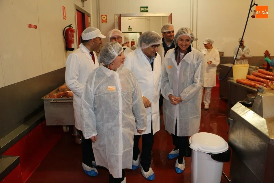 Foto 8 - La villa recibe la visita de la ministra de Industria, Reyes Maroto