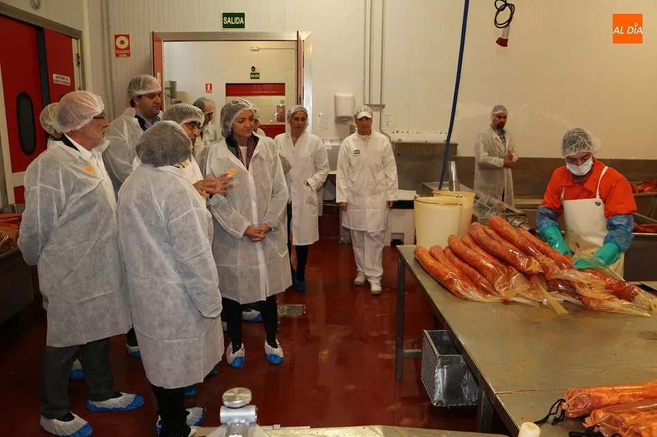 Foto 7 - La villa recibe la visita de la ministra de Industria, Reyes Maroto