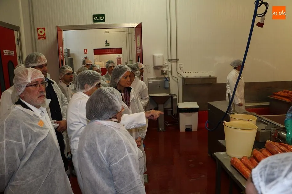 Foto 5 - La villa recibe la visita de la ministra de Industria, Reyes Maroto