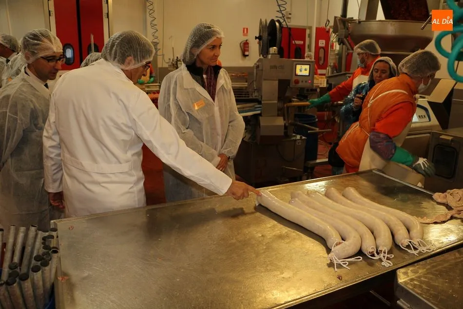 Foto 4 - La villa recibe la visita de la ministra de Industria, Reyes Maroto