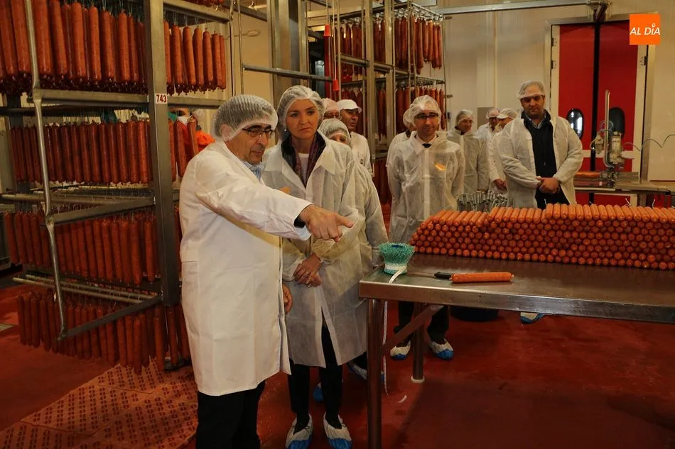 Foto 3 - La villa recibe la visita de la ministra de Industria, Reyes Maroto