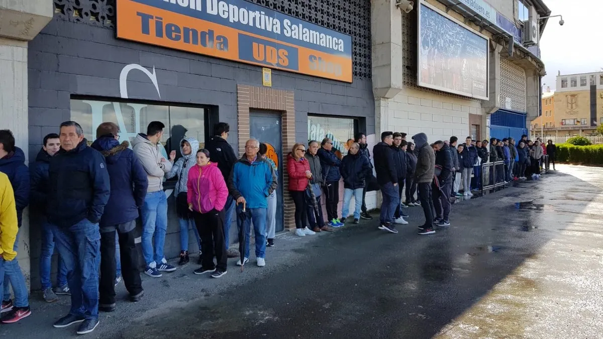 Las colas en el Helmántico / @SalamancaCFUDS