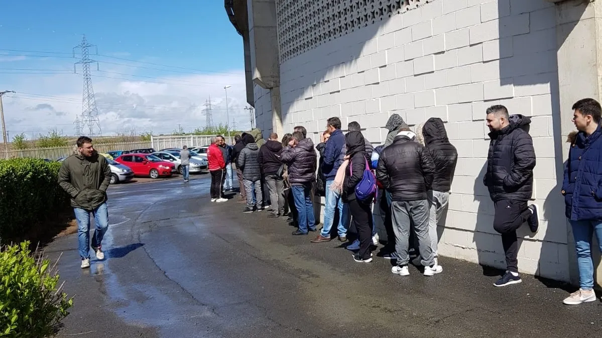 Foto 2 - Largas colas en el Helm&aacute;ntico para llegar a los 10.000 espectadores en el Salamanca...