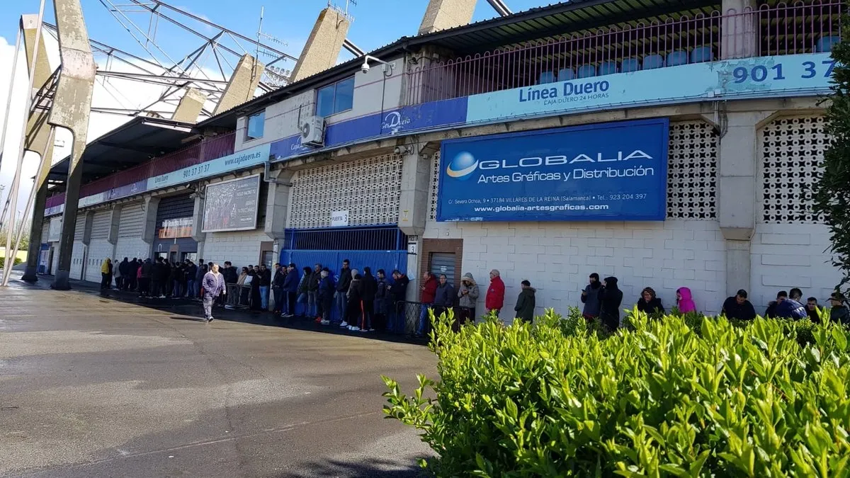 Foto 3 - Largas colas en el Helm&aacute;ntico para llegar a los 10.000 espectadores en el Salamanca...
