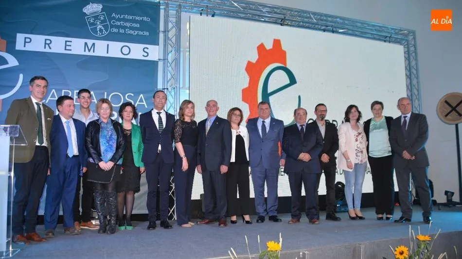 Premiados y autoridades locales posan al finalizar la entrega de los galardones. Foto de Lydia González