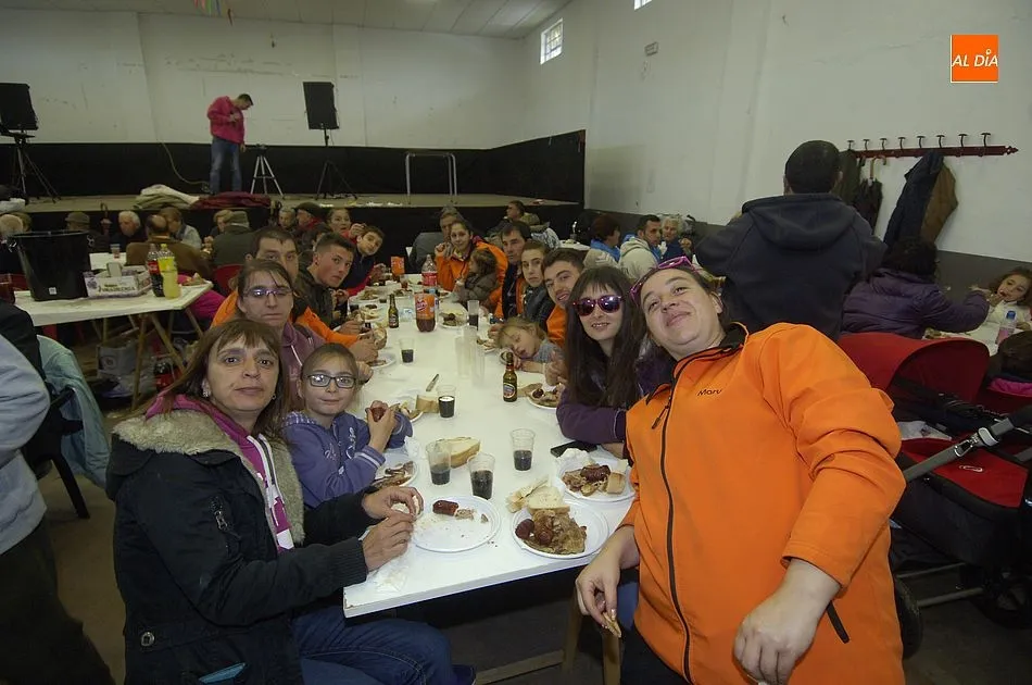 Uno de los grupos disfrutando de la comida | Fotos Adrián M.Pastor
