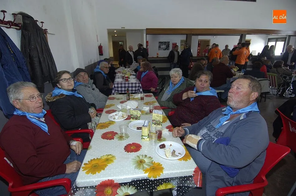 Foto 9 - Los vecinos de Gallegos se re&uacute;nen en torno a la mesa pese a los problemas con la lluvia  