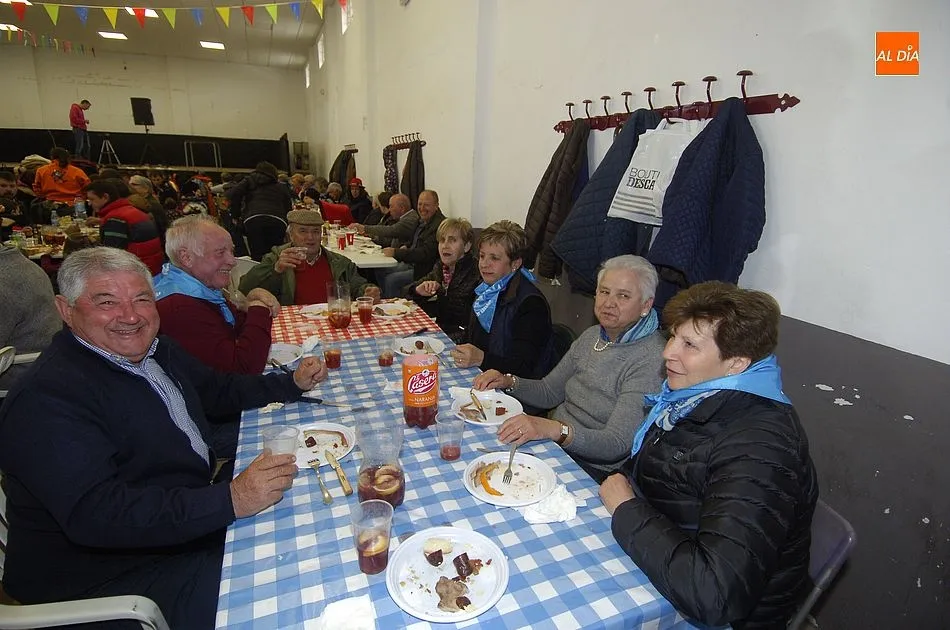 Foto 11 - Los vecinos de Gallegos se re&uacute;nen en torno a la mesa pese a los problemas con la lluvia  