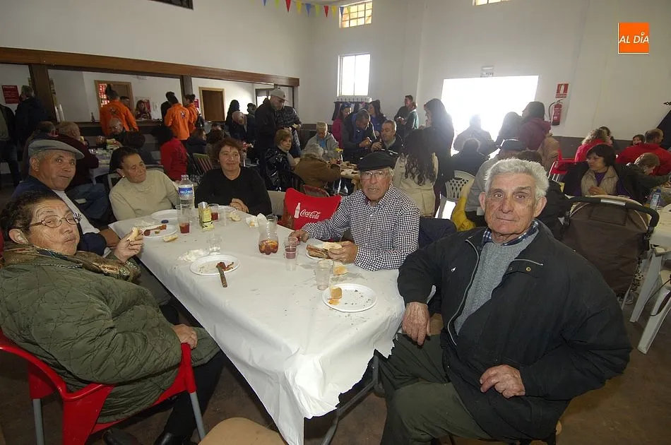 Foto 10 - Los vecinos de Gallegos se re&uacute;nen en torno a la mesa pese a los problemas con la lluvia  