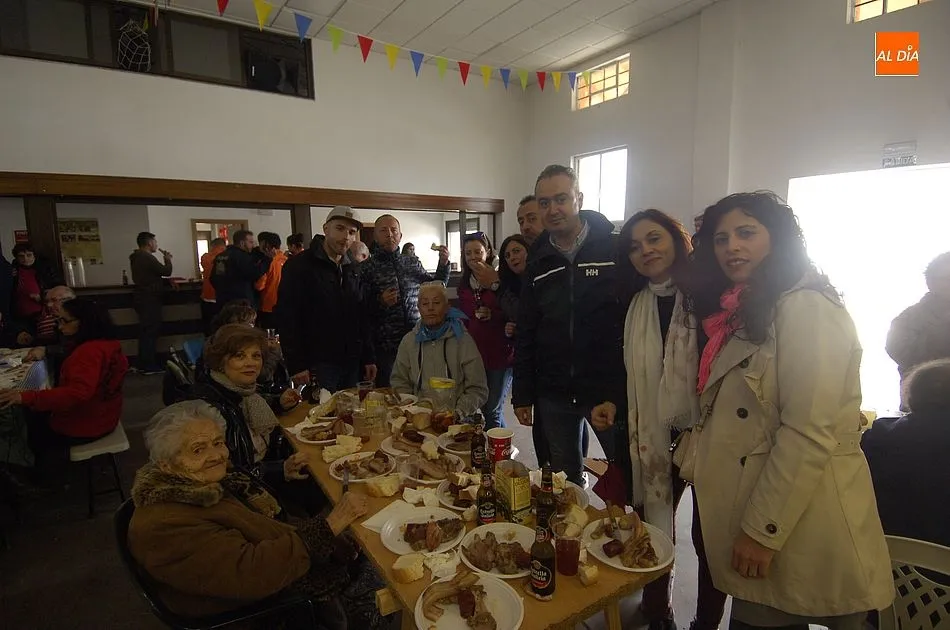 Foto 7 - Los vecinos de Gallegos se re&uacute;nen en torno a la mesa pese a los problemas con la lluvia  