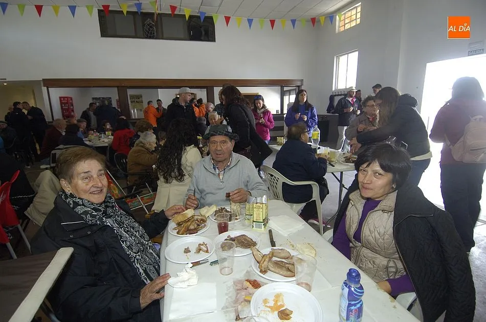 Foto 8 - Los vecinos de Gallegos se re&uacute;nen en torno a la mesa pese a los problemas con la lluvia  