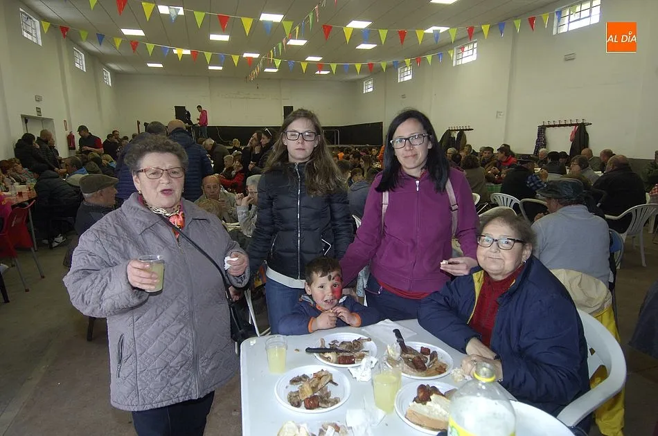 Foto 5 - Los vecinos de Gallegos se re&uacute;nen en torno a la mesa pese a los problemas con la lluvia  
