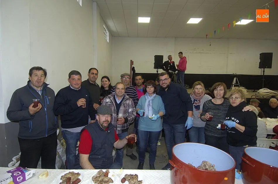 Foto 4 - Los vecinos de Gallegos se re&uacute;nen en torno a la mesa pese a los problemas con la lluvia  