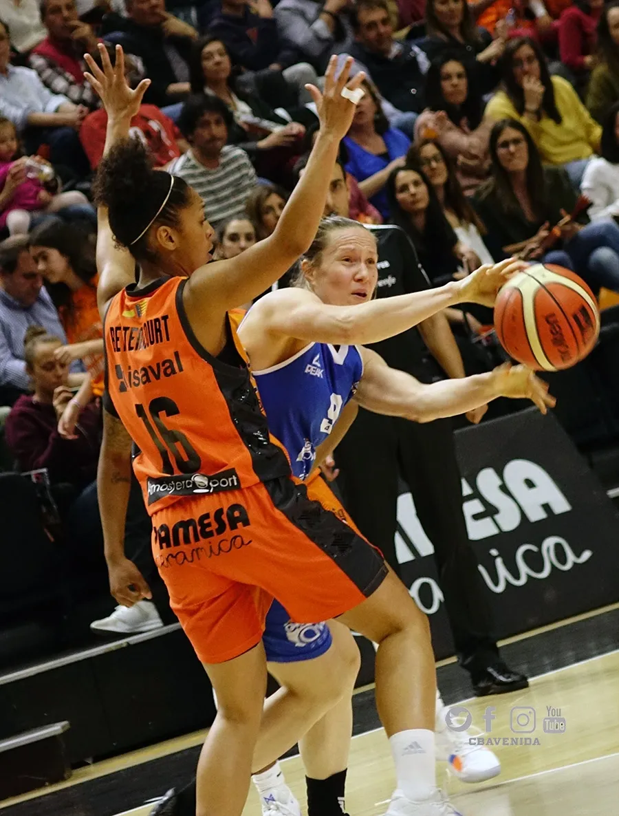 Foto 2 - El Perfumer&iacute;as Avenida pone el turbo ante el Valencia Basket y se cita con el Uni Girona en la...
