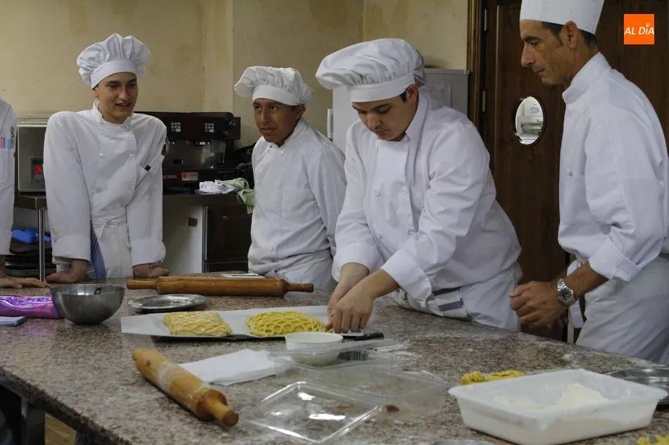 Foto 9 - Tegusta Salamanca sigue su promoci&oacute;n de productos locales con un taller de hornazo