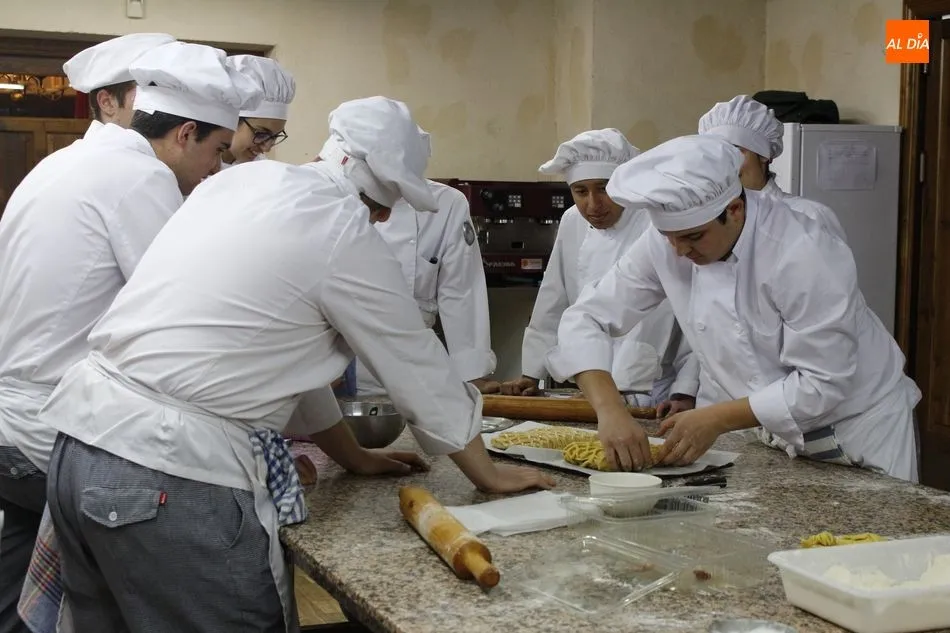 Foto 6 - Tegusta Salamanca sigue su promoci&oacute;n de productos locales con un taller de hornazo