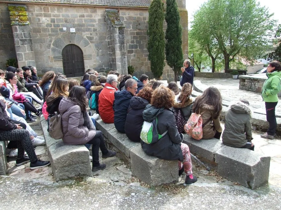 Foto 10 - Alumnos y profesores del IES Fernando de Rojas conocen el proyecto de atenci&oacute;n a personas mayores...
