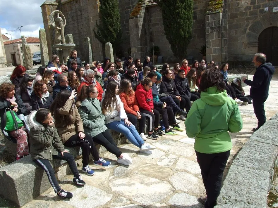 Foto 9 - Alumnos y profesores del IES Fernando de Rojas conocen el proyecto de atenci&oacute;n a personas mayores...