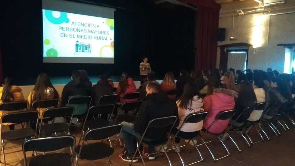 Foto 8 - Alumnos y profesores del IES Fernando de Rojas conocen el proyecto de atenci&oacute;n a personas mayores...