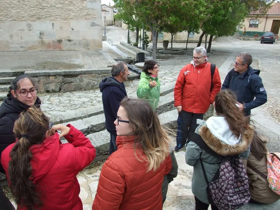 Foto 7 - Alumnos y profesores del IES Fernando de Rojas conocen el proyecto de atenci&oacute;n a personas mayores...