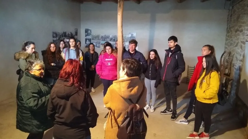 Foto 5 - Alumnos y profesores del IES Fernando de Rojas conocen el proyecto de atenci&oacute;n a personas mayores...