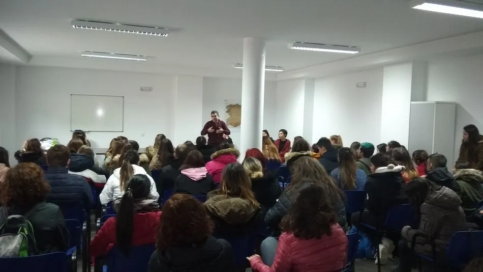 Foto 4 - Alumnos y profesores del IES Fernando de Rojas conocen el proyecto de atenci&oacute;n a personas mayores...