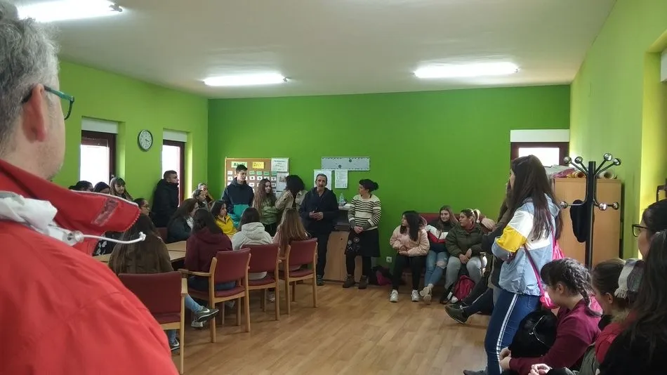 Foto 3 - Alumnos y profesores del IES Fernando de Rojas conocen el proyecto de atenci&oacute;n a personas mayores...