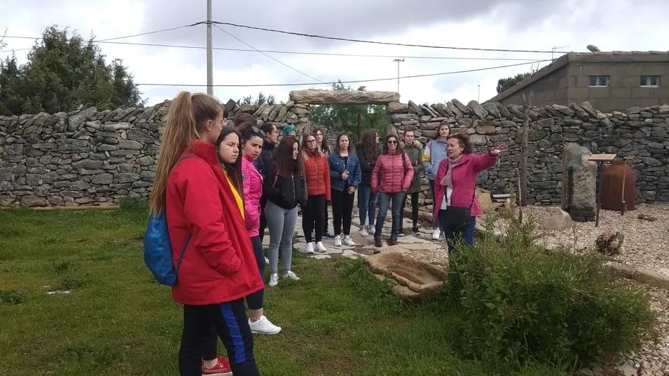Foto 2 - Alumnos y profesores del IES Fernando de Rojas conocen el proyecto de atenci&oacute;n a personas mayores...