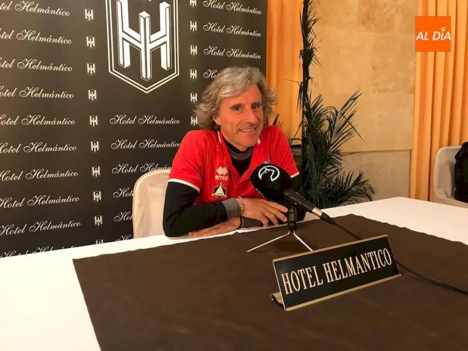 Roberto Aguirre, en una rueda de prensa