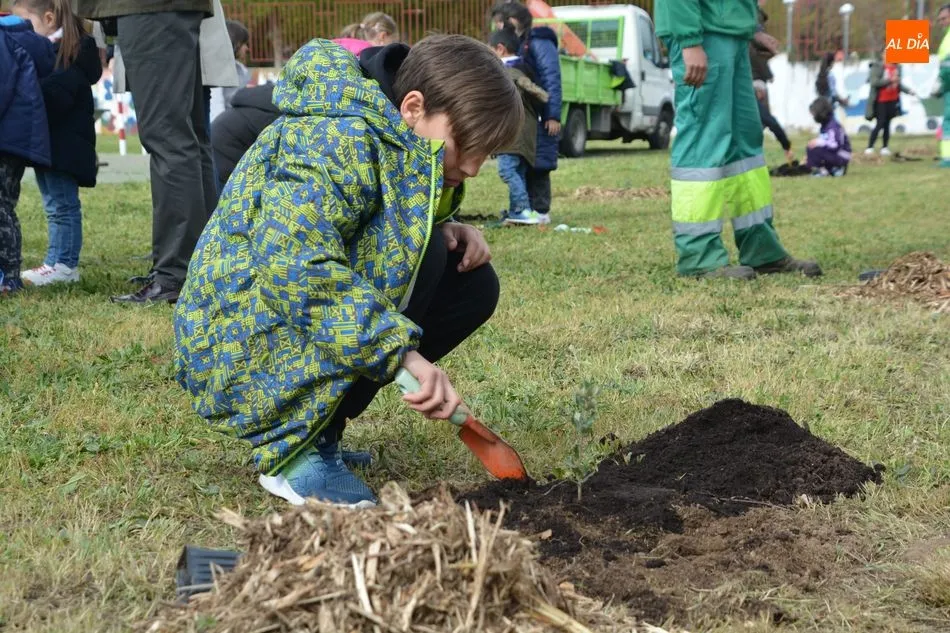 Foto 11 - El alcalde se suma a la celebraci&oacute;n del D&iacute;a Mundial del &Aacute;rbol en el Colegio Lazarillo de Tormes  
