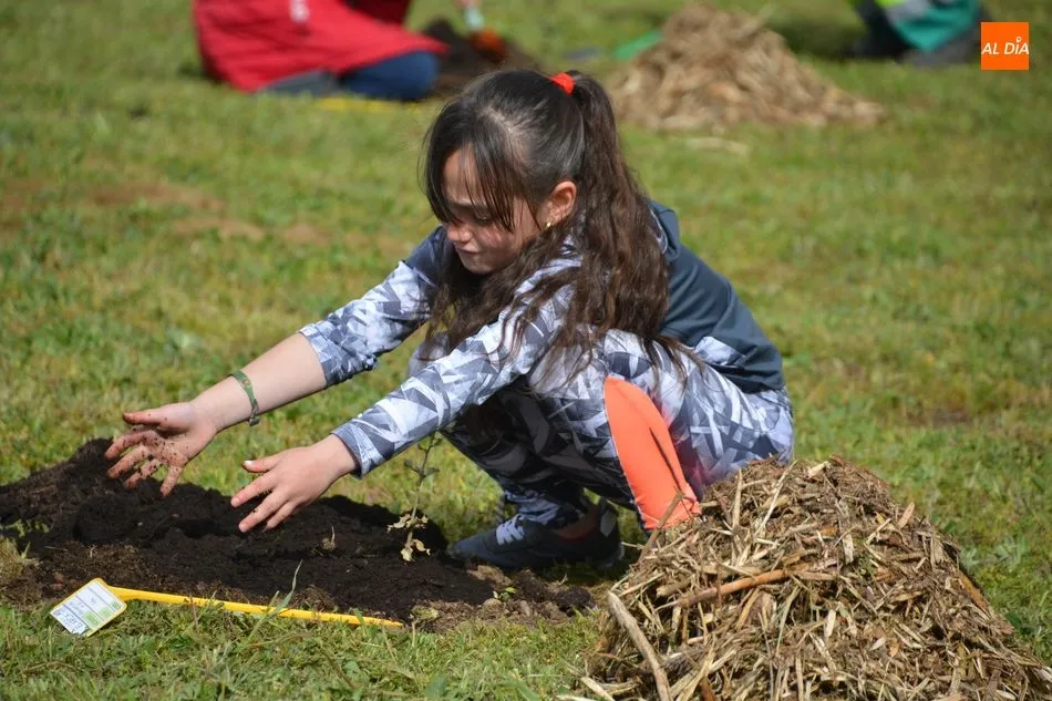 Foto 9 - El alcalde se suma a la celebraci&oacute;n del D&iacute;a Mundial del &Aacute;rbol en el Colegio Lazarillo de Tormes  