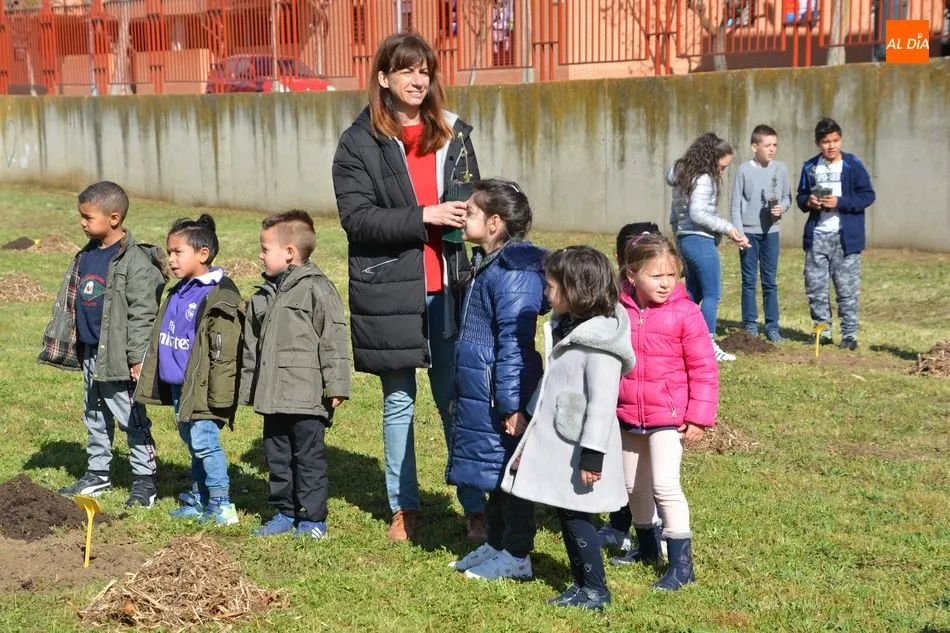 Foto 8 - El alcalde se suma a la celebraci&oacute;n del D&iacute;a Mundial del &Aacute;rbol en el Colegio Lazarillo de Tormes  