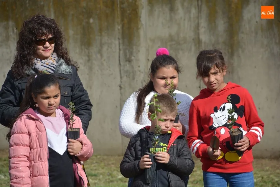 Foto 7 - El alcalde se suma a la celebraci&oacute;n del D&iacute;a Mundial del &Aacute;rbol en el Colegio Lazarillo de Tormes  