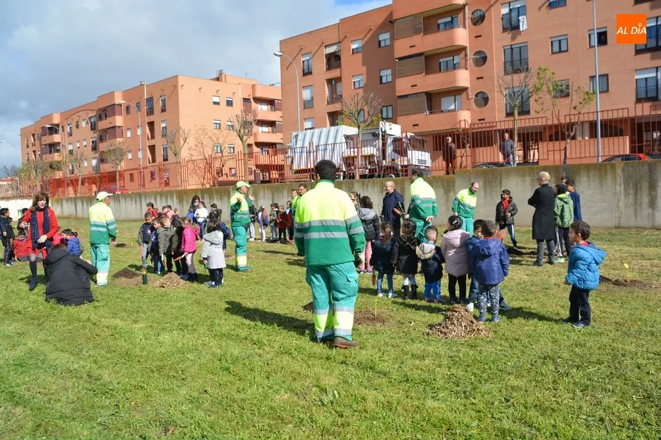 Foto 5 - El alcalde se suma a la celebraci&oacute;n del D&iacute;a Mundial del &Aacute;rbol en el Colegio Lazarillo de Tormes  