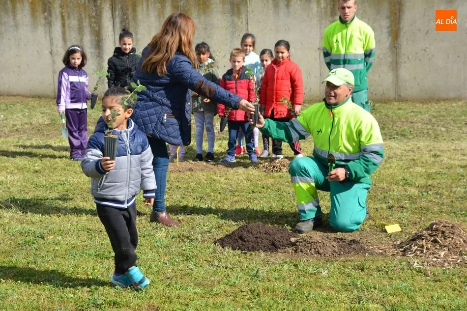Foto 4 - El alcalde se suma a la celebraci&oacute;n del D&iacute;a Mundial del &Aacute;rbol en el Colegio Lazarillo de Tormes  
