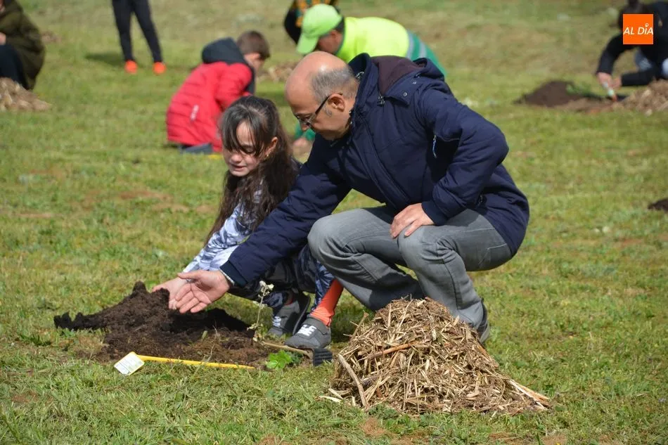 Foto 3 - El alcalde se suma a la celebraci&oacute;n del D&iacute;a Mundial del &Aacute;rbol en el Colegio Lazarillo de Tormes  