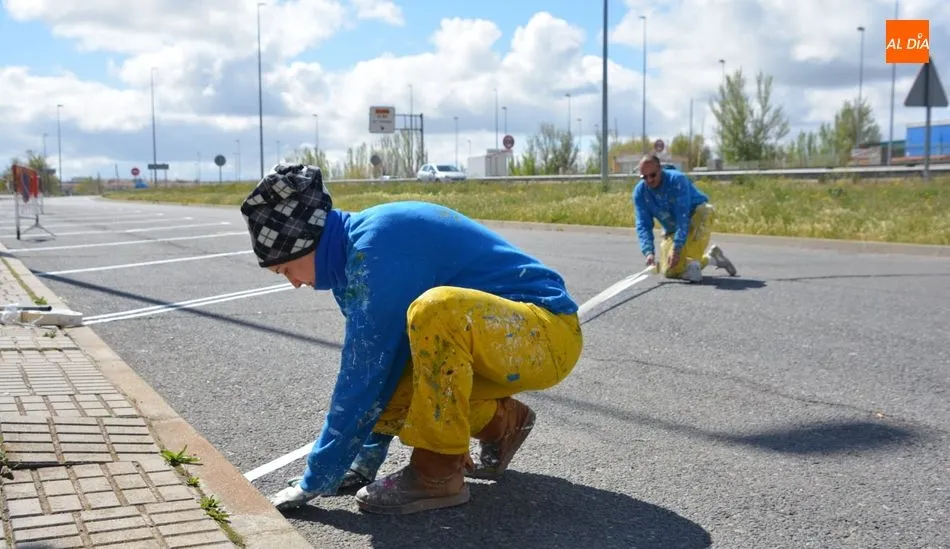 Los operarios ultiman los trabajos del aparcamiento de la avenida de Palencia. Foto de Lydia González