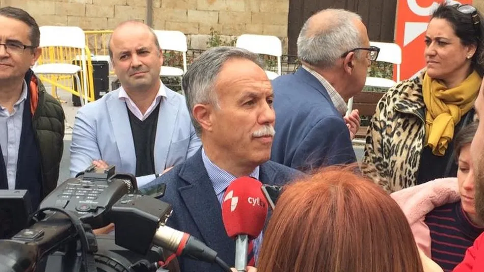 El candidato de Ciudadanos (Cs) al Congreso de los Diputados por la provincia de Salamanca, José Antonio Mirón, atendiendo a los medios
