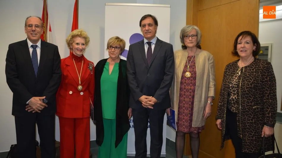 Autoridades y compañeros de profesión han arropado a Carmen Sánchez en el homenaje del Colegio de Enfermería. Foto de Lydia González