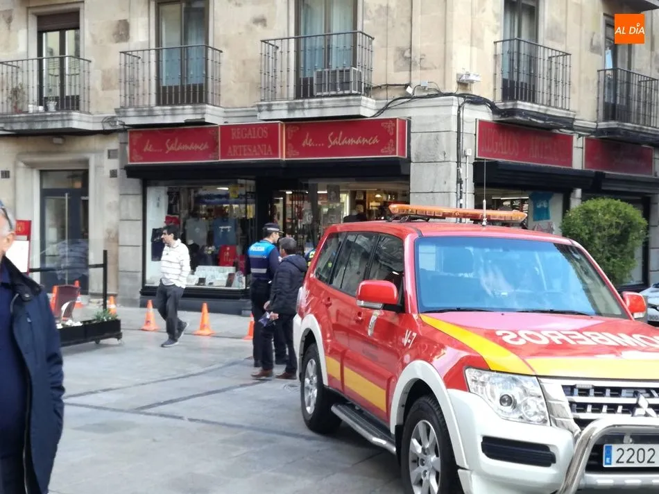 Foto 3 - Los Bomberos intervienen en la R&uacute;a por desprendimientos en una fachada  