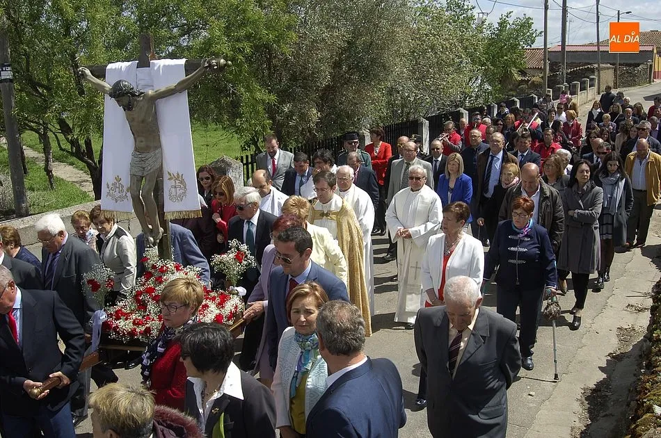 Foto 11 - El Santo Cristo de la Exaltaci&oacute;n recorre las calles de Gallegos  
